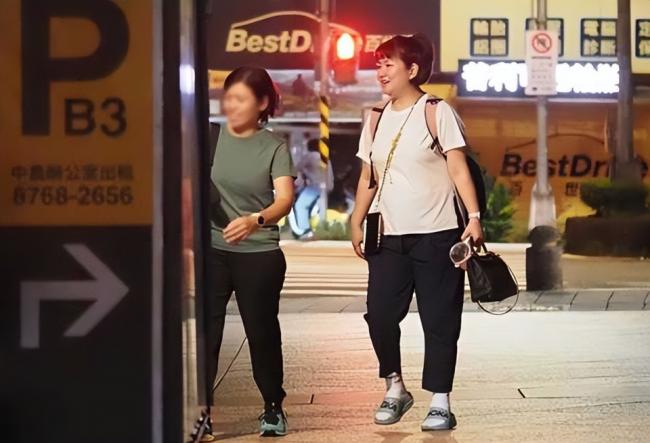 Selina中年发福,肚子比老公还大 Selina中年发福,肚子比老公还大