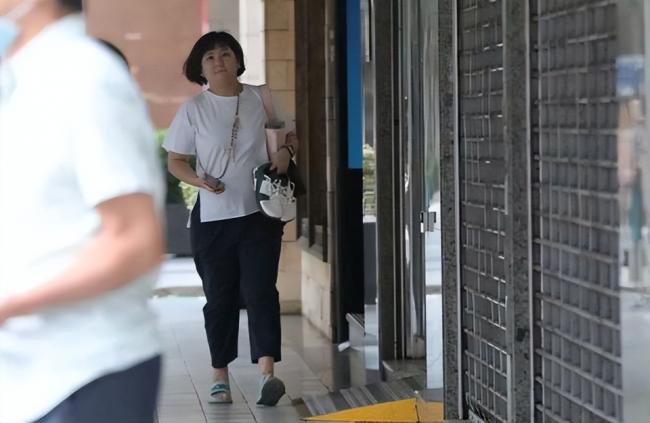 Selina中年发福,肚子比老公还大 Selina中年发福,肚子比老公还大