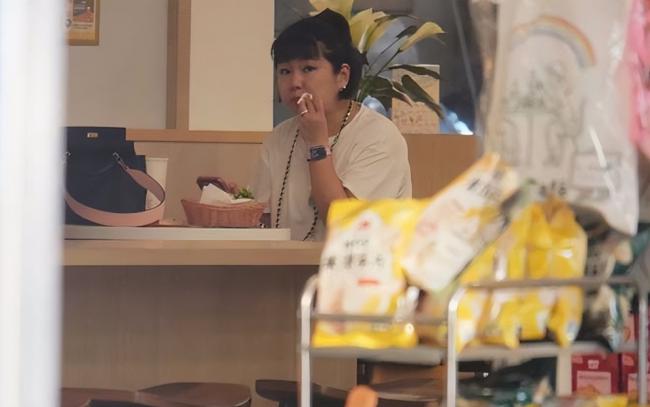 Selina中年发福,肚子比老公还大 Selina中年发福,肚子比老公还大