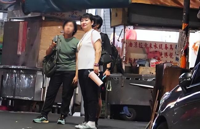 Selina中年发福,肚子比老公还大 Selina中年发福,肚子比老公还大