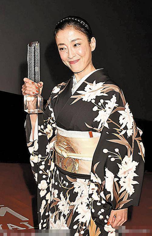 14岁被送上导演的床 18岁拍全裸写真 如今怎样了