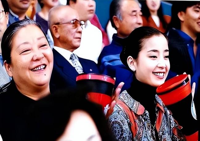 14岁被送上导演的床 18岁拍全裸写真 如今怎样了