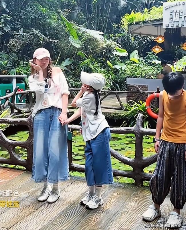 家长晒出旅游照片，网：下半身用力过猛