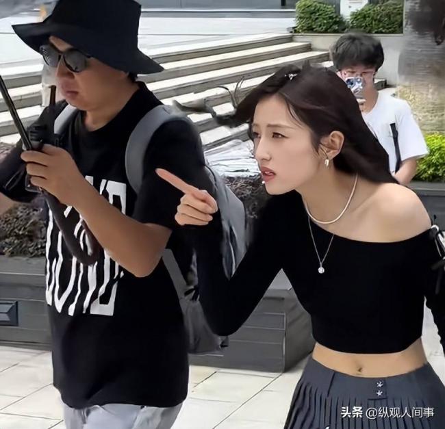 �й�Ů�ǡ��ñ���һƬ�� ͻȻ��������
