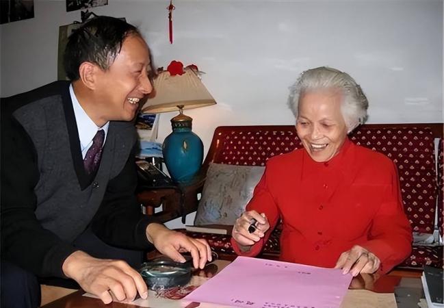 父亲正国级、母亲副国级 她晚年“化缘”扶贫
