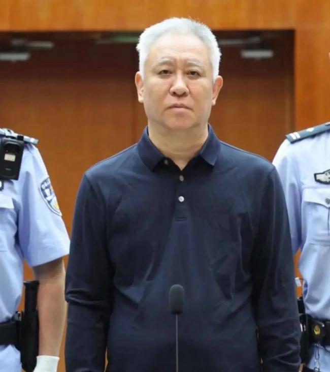 上联“许家印钱骗万亿” 下联非常精彩