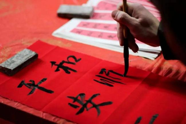 上联“许家印钱骗万亿” 下联非常精彩