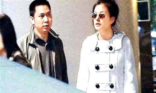 被封5年后赵薇再曝近况,瘦到脱相不敢认 被封5年后赵薇再曝近况,瘦到脱相不敢认