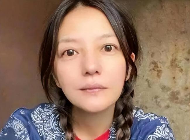 被封5年后赵薇再曝近况,瘦到脱相不敢认 被封5年后赵薇再曝近况,瘦到脱相不敢认