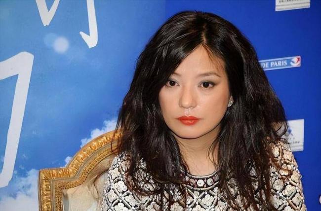 被封5年后赵薇再曝近况,瘦到脱相不敢认 被封5年后赵薇再曝近况,瘦到脱相不敢认