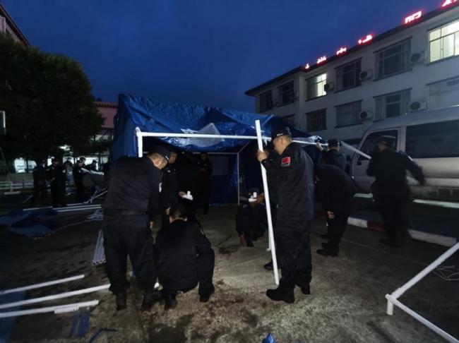 中尼巨灾 中国导游临时改行程救了全团 中尼巨灾 中国导游临时改行程救了全团