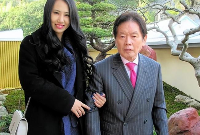 富豪睡遍4000美女 77岁娶22岁娇妻 离奇暴毙 富豪睡遍4000美女 77岁娶22岁娇妻 离奇暴毙