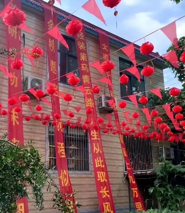 穷疯了? 6岁女孩大办幼升小升学宴,网吵翻 穷疯了? 6岁女孩大办幼升小升学宴,网吵翻