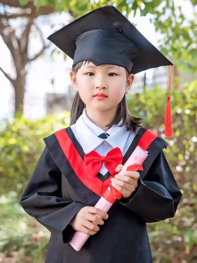 穷疯了? 6岁女孩大办幼升小升学宴,网吵翻 穷疯了? 6岁女孩大办幼升小升学宴,网吵翻