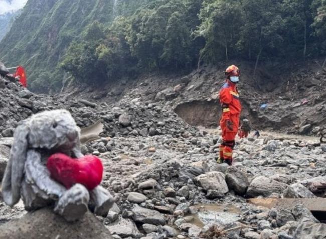 西藏泥石流 搜救队寻获逾800遗物 网民纷纷留言 西藏泥石流 搜救队寻获逾800遗物 网民纷纷留言