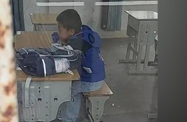 男孩开学报到 整个一年级只有他一个人 男孩开学报到 整个一年级只有他一个人