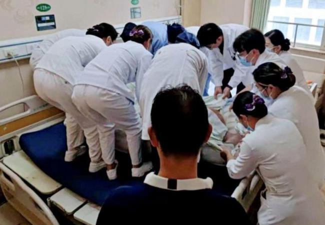 635�ﶫ��С�ﵽ�人����  12λҽ����Աһ��̧