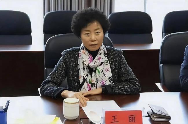 青海女高官:满屋子全是金条 办案人员数到手抖 青海女高官:满屋子全是金条 办案人员数到手抖