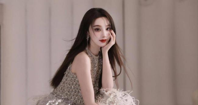 穿了就跟没穿一样,中国女星直播险走光 穿了就跟没穿一样,中国女星直播险走光