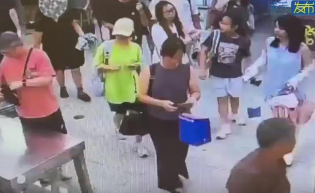 女子入境深圳 黑裙诡异鼓起… 女子入境深圳 黑裙诡异鼓起…