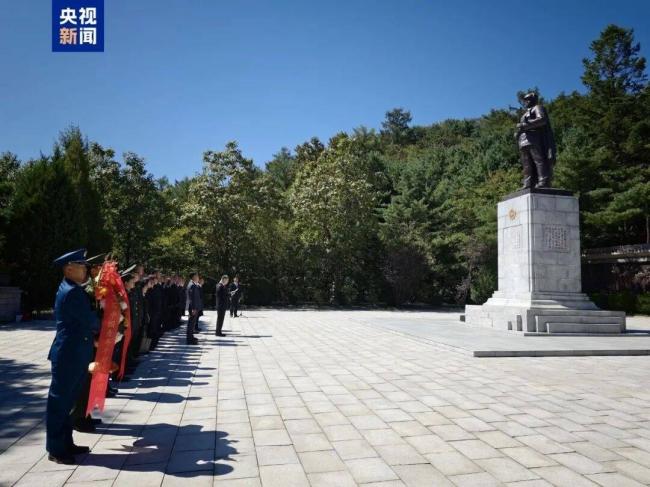 青年干部代表团访朝 毛东东在毛岸英铜像前祭酒 青年干部代表团访朝 毛东东在毛岸英铜像前祭酒