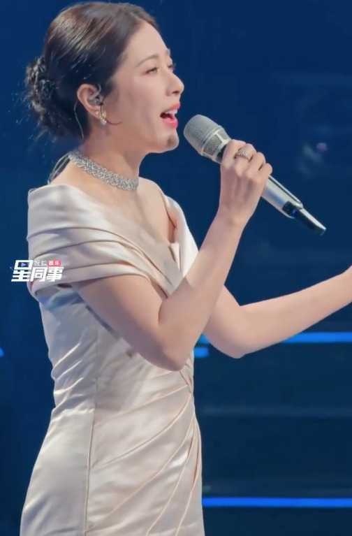 大湾区晚会:李宇春身材真好,刘涛好惊艳 大湾区晚会:李宇春身材真好,刘涛好惊艳