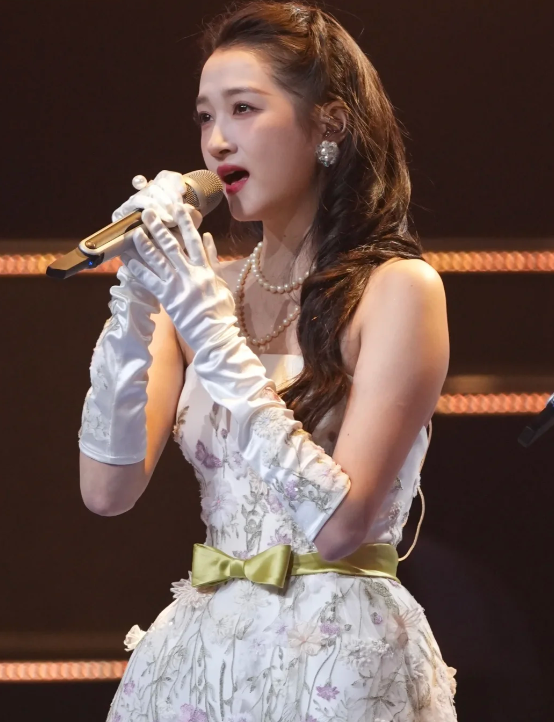 大湾区晚会:李宇春身材真好,刘涛好惊艳 大湾区晚会:李宇春身材真好,刘涛好惊艳