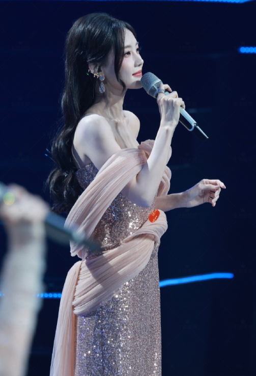 大湾区晚会:李宇春身材真好,刘涛好惊艳 大湾区晚会:李宇春身材真好,刘涛好惊艳