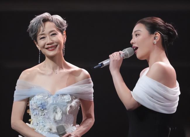 大湾区晚会:李宇春身材真好,刘涛好惊艳 大湾区晚会:李宇春身材真好,刘涛好惊艳