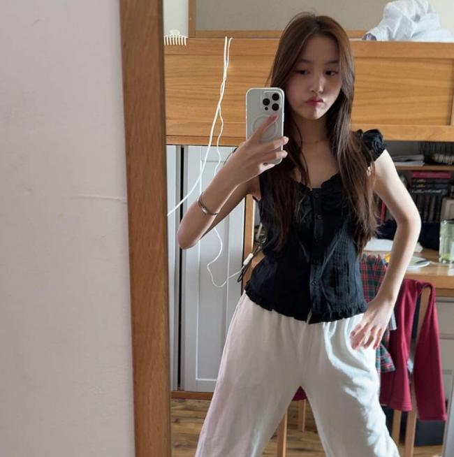 赵薇16岁女儿近照:留长发气质大变 海外求学 赵薇16岁女儿近照:留长发气质大变 海外求学