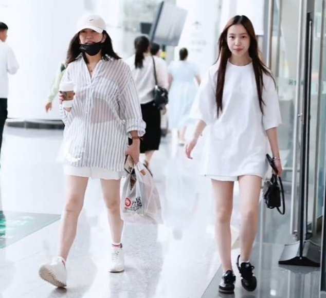 赵薇16岁女儿近照:留长发气质大变 海外求学 赵薇16岁女儿近照:留长发气质大变 海外求学