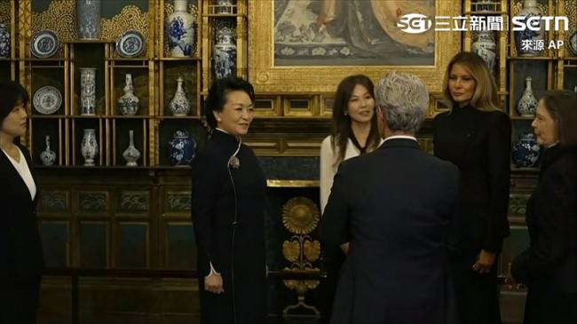 梅兰妮亚陪彭丽媛逛博物馆!她灿笑画面曝 梅兰妮亚陪彭丽媛逛博物馆!她灿笑画面曝