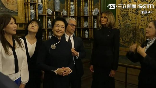 梅兰妮亚陪彭丽媛逛博物馆!她灿笑画面曝 梅兰妮亚陪彭丽媛逛博物馆!她灿笑画面曝