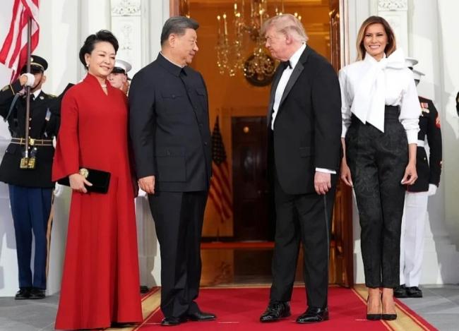 国宴上 梅兰妮亚与彭丽媛穿搭对比鲜明 国宴上 梅兰妮亚与彭丽媛穿搭对比鲜明