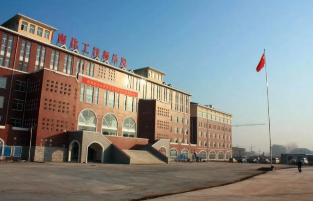 河南技校101名毕业生入职北京大学