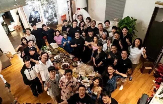 刘欢豪宅:装修值千万,客厅容百人,有私家酒吧 刘欢豪宅:装修值千万,客厅容百人,有私家酒吧