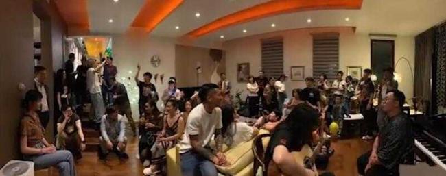 刘欢豪宅:装修值千万,客厅容百人,有私家酒吧 刘欢豪宅:装修值千万,客厅容百人,有私家酒吧