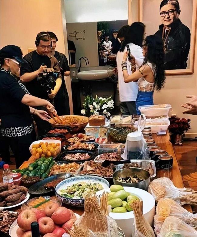 刘欢豪宅:装修值千万,客厅容百人,有私家酒吧 刘欢豪宅:装修值千万,客厅容百人,有私家酒吧