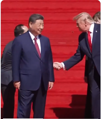 习近平翻译火了！北京让他蹲下，川普却伸手