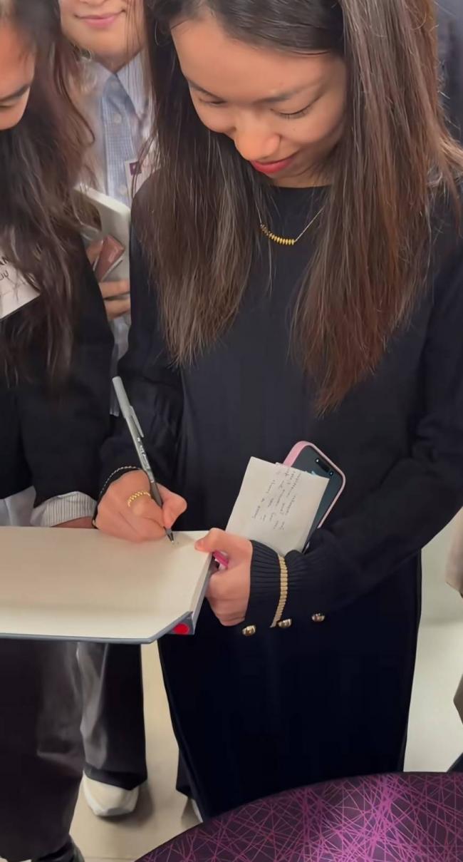 王虹出席纽约大学举办的庆功宴，罕见未戴眼镜