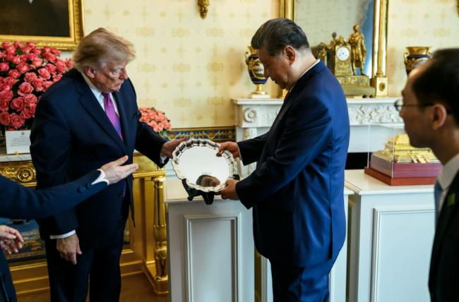 白宫公布川习会系列官方照 习赠川普1件礼物