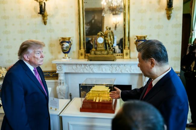 白宫公布川习会系列官方照 习赠川普1件礼物