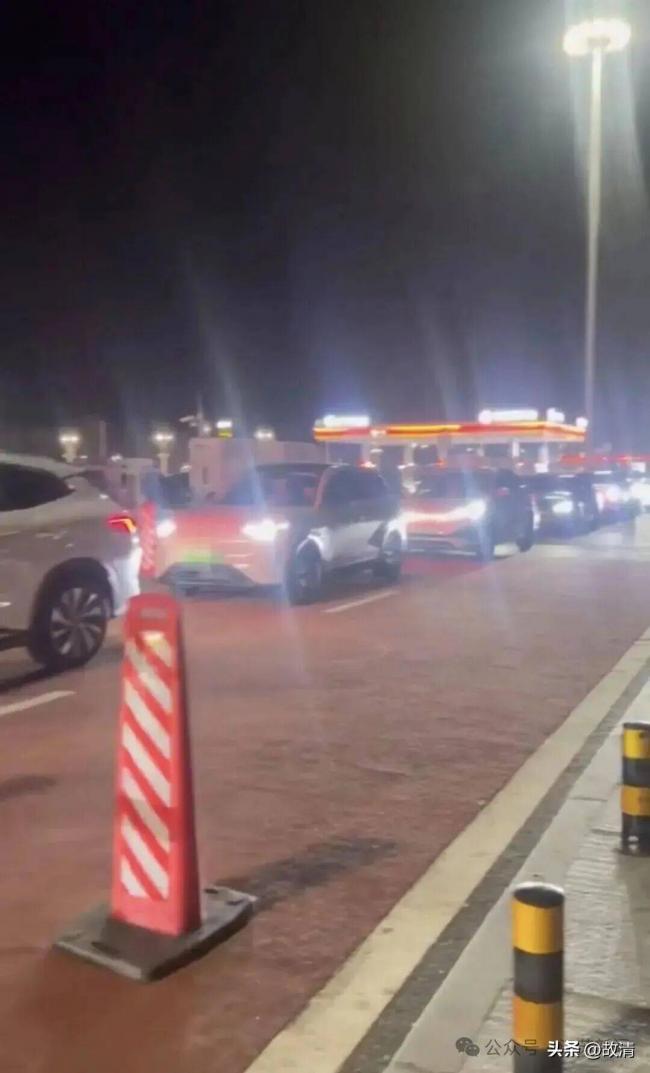 国庆首日,高速公路成了电车续航坟场 国庆首日,高速公路成了电车续航坟场