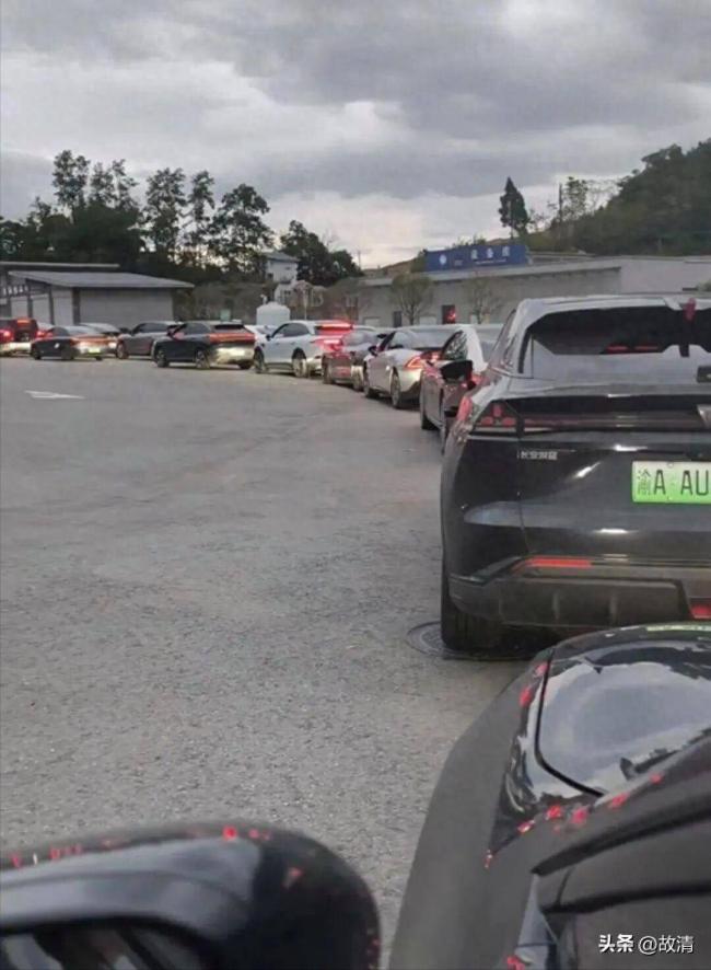 国庆首日,高速公路成了电车续航坟场 国庆首日,高速公路成了电车续航坟场