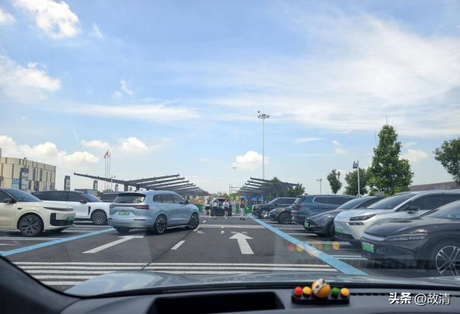 国庆首日,高速公路成了电车续航坟场 国庆首日,高速公路成了电车续航坟场