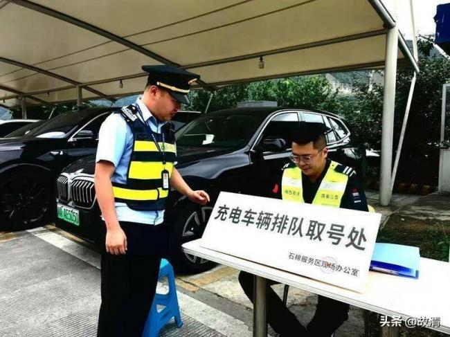 国庆首日,高速公路成了电车续航坟场 国庆首日,高速公路成了电车续航坟场
