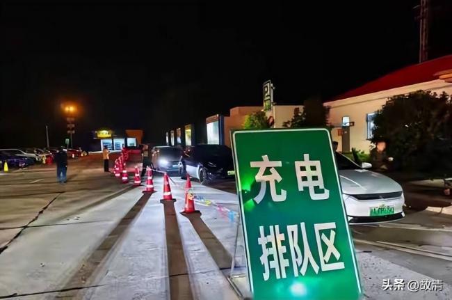国庆首日,高速公路成了电车续航坟场 国庆首日,高速公路成了电车续航坟场
