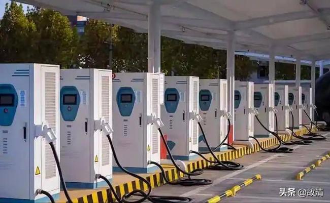 国庆首日,高速公路成了电车续航坟场 国庆首日,高速公路成了电车续航坟场