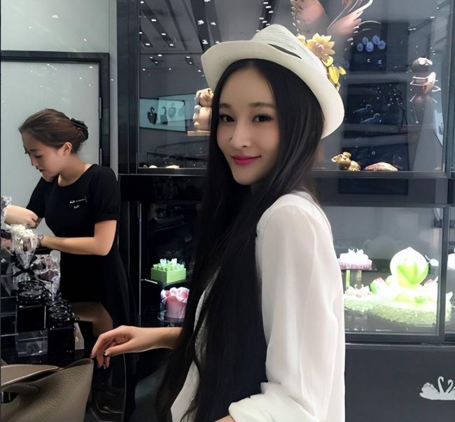 一把雨伞就值15万....疫苗女王儿媳有多奢靡