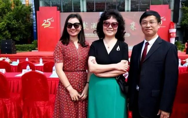一把雨伞就值15万....疫苗女王儿媳有多奢靡
